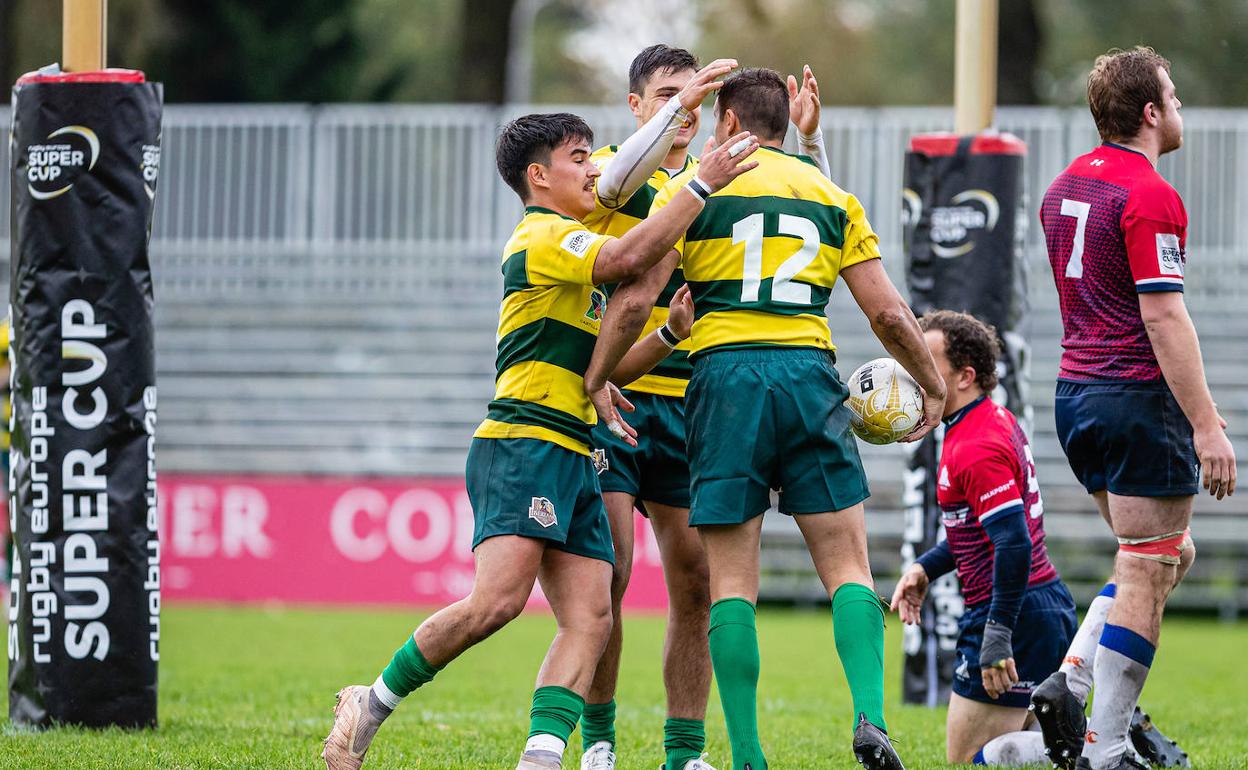 Martin Du Toit es felicitado por Nicolás Rocaries y Álex Alonso tras conseguir el segundo ensayo de Castilla y León Iberians 