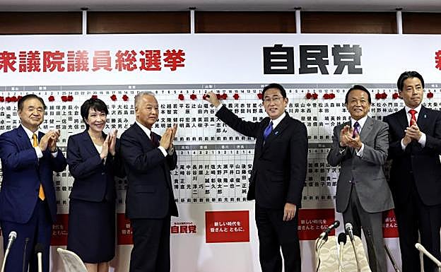 El primer ministro de Japón y líder del gobernante Partido Liberal Democrático, Fumio Kishida, posa con miembros clave del partido.