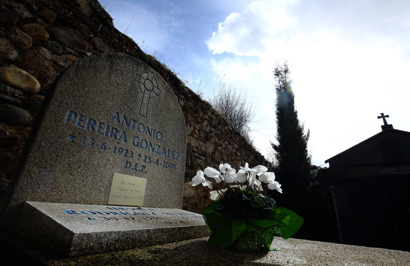 Tumba de Antonio pereira en el cementerio de Villafranca del Bierzo