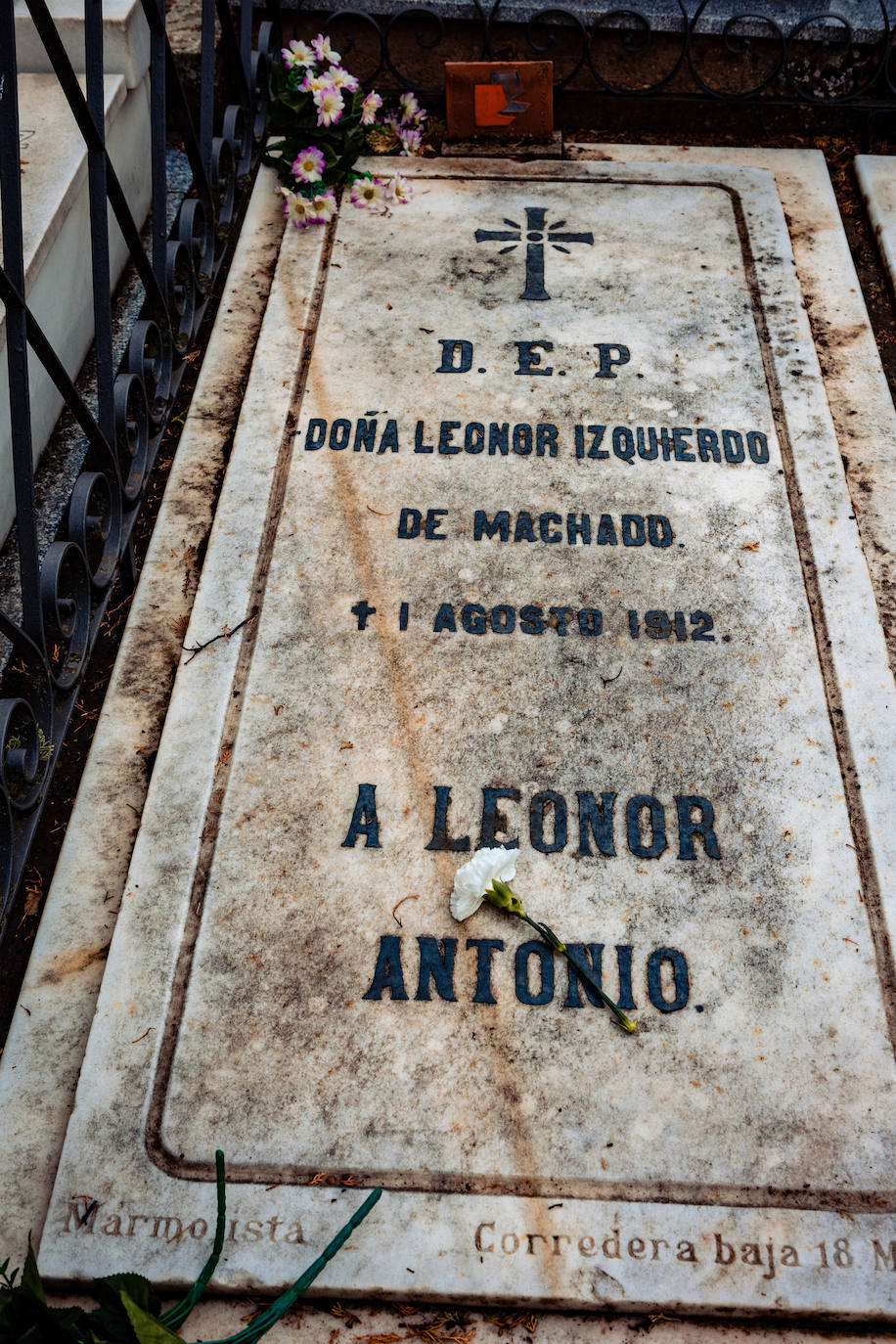 Tumba de Leonor Izquierdo de Machado en Soria