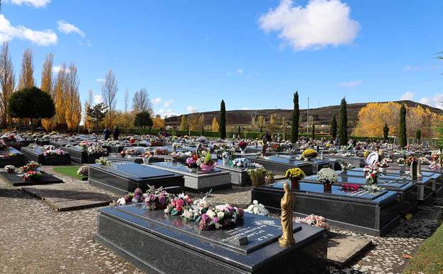 Los burgaeleses se han acercado al Cementerio de San José el 1 de noviembre.