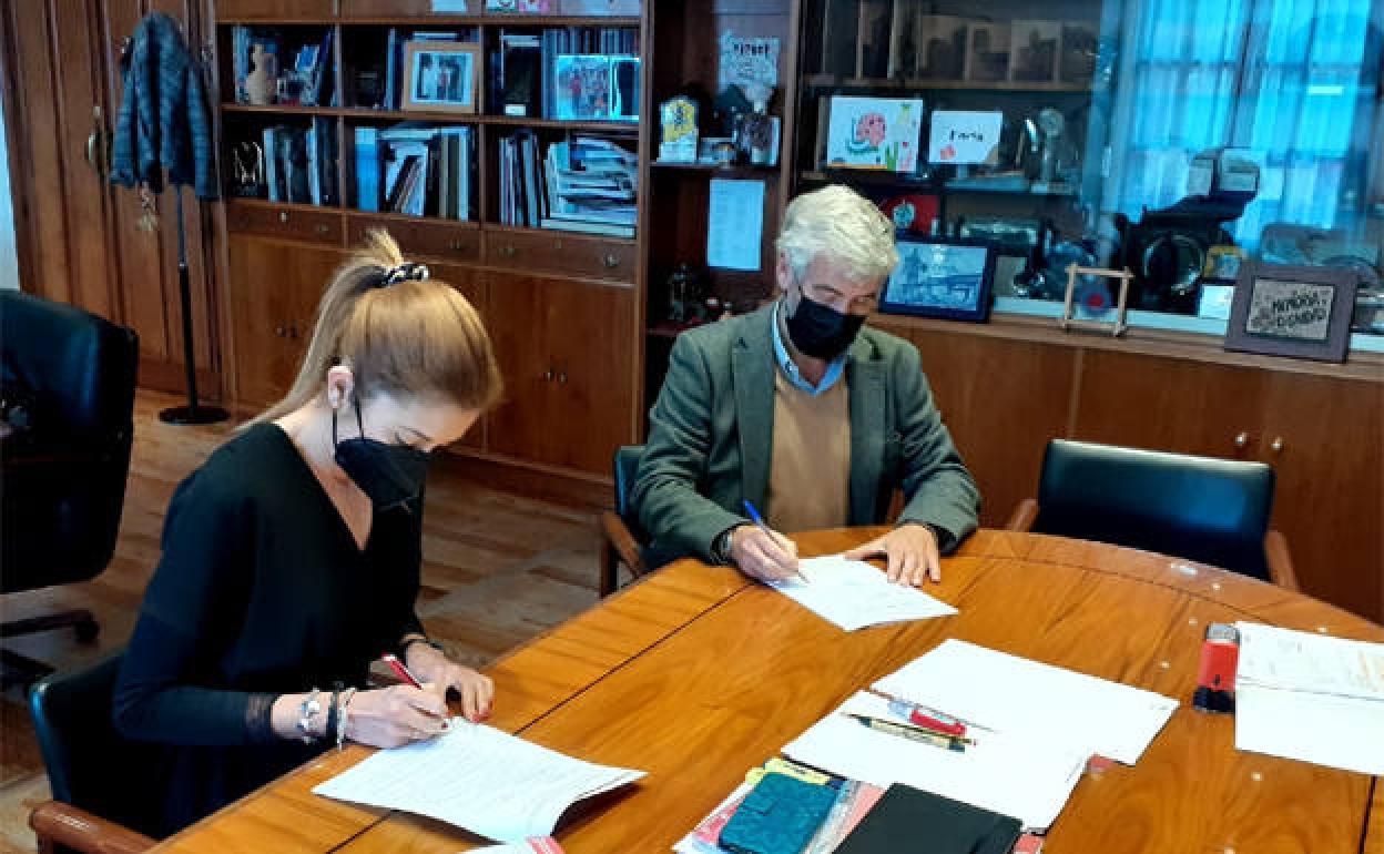 Firma del convenio entre el Ayuntamiento de Miranda y Cáritas. 