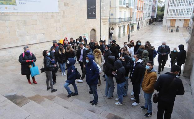 Imagen principal - Visita de los alumnos al interior de la Catedral de Burgos.