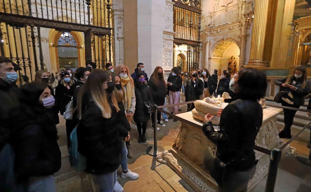 Alumnos de intercambio con la Escuela de Artes, en la Catedral de Burgos.