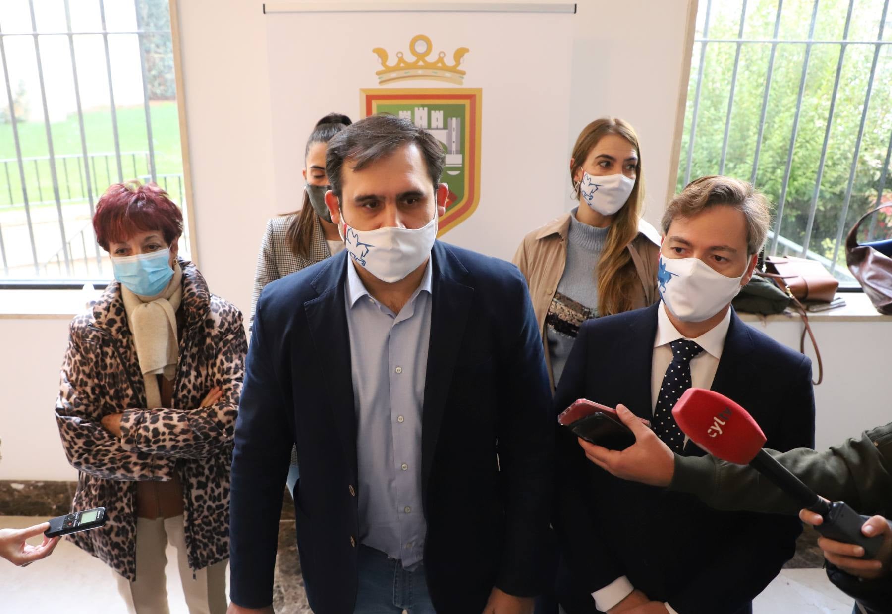 César Rico, abandonando el pleno. 