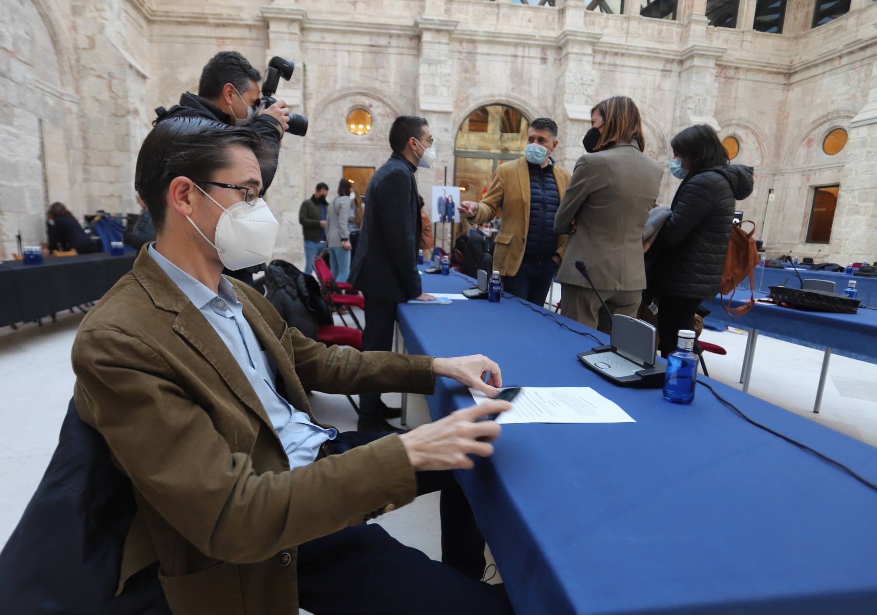 César Rico, abandonando el pleno. 