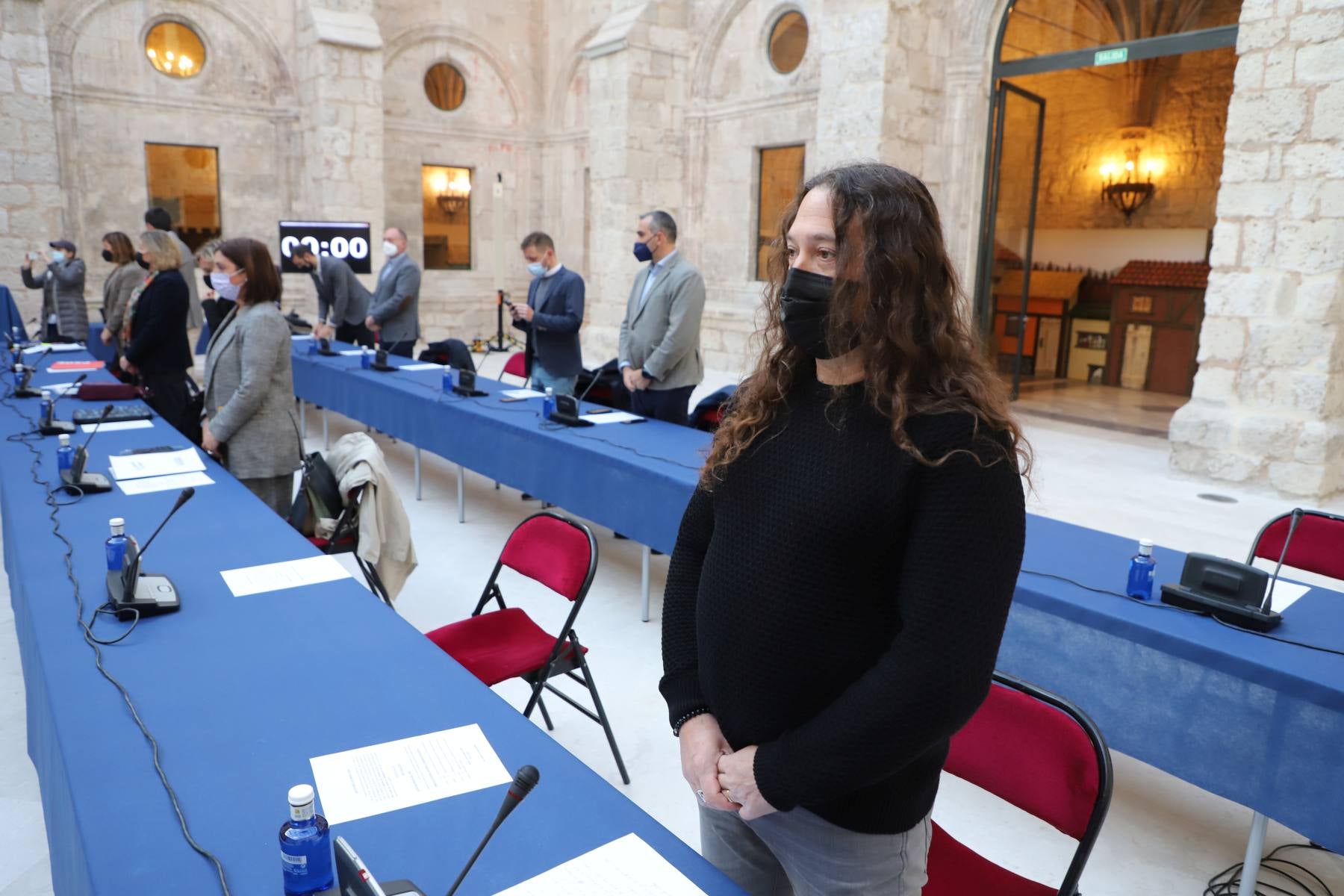 César Rico, abandonando el pleno. 