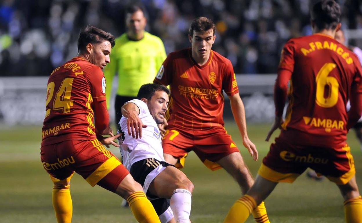 El Burgos pelea frente al Zaragoza en El Plantío. 