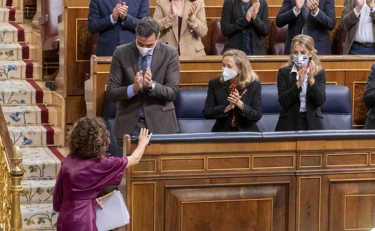 La ministra de Hacienda, María Jesús Montero, saluda al presidente del Gobierno, Pedro Sánchez, tras su intervención, este miércoles, en el Congreso.