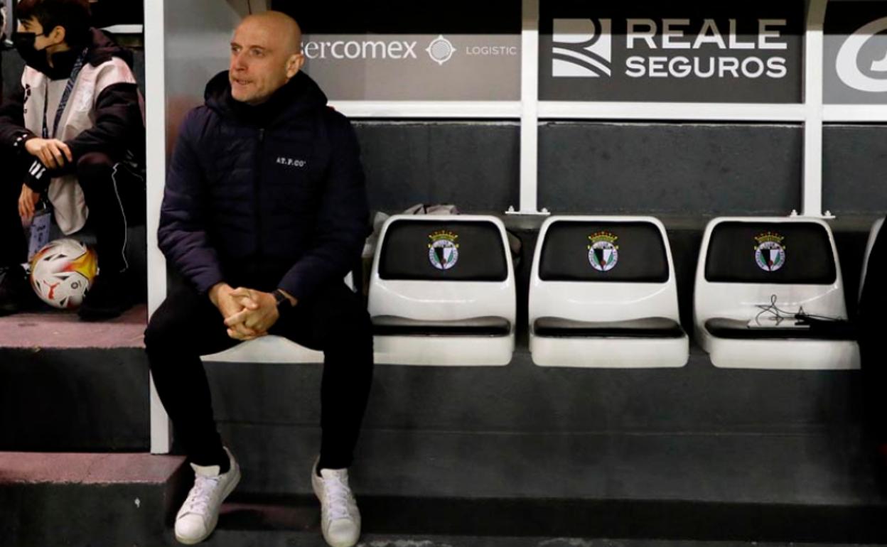 Julián Calero, en banquillo antes del inicio del partido.