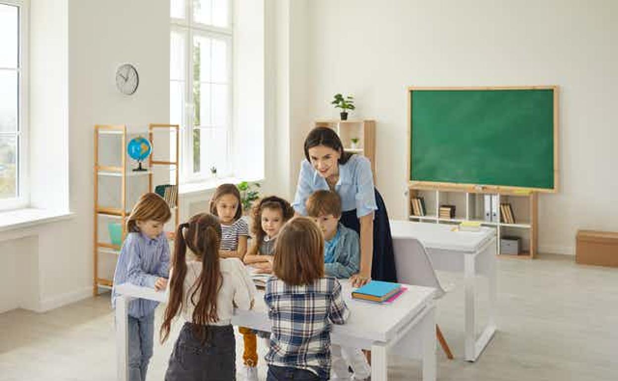 ¿Adiós a los pupitres? Por qué en el colegio los niños deberían estar de pie en lugar de sentados