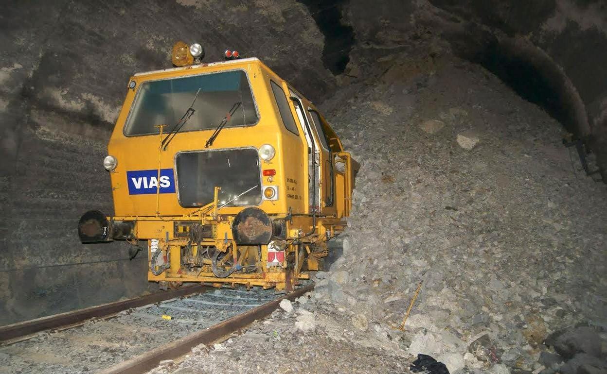 Bateadora atascada en el túnel de Somosierra.