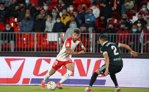 El Almería refuerza su liderato frente al Burgos