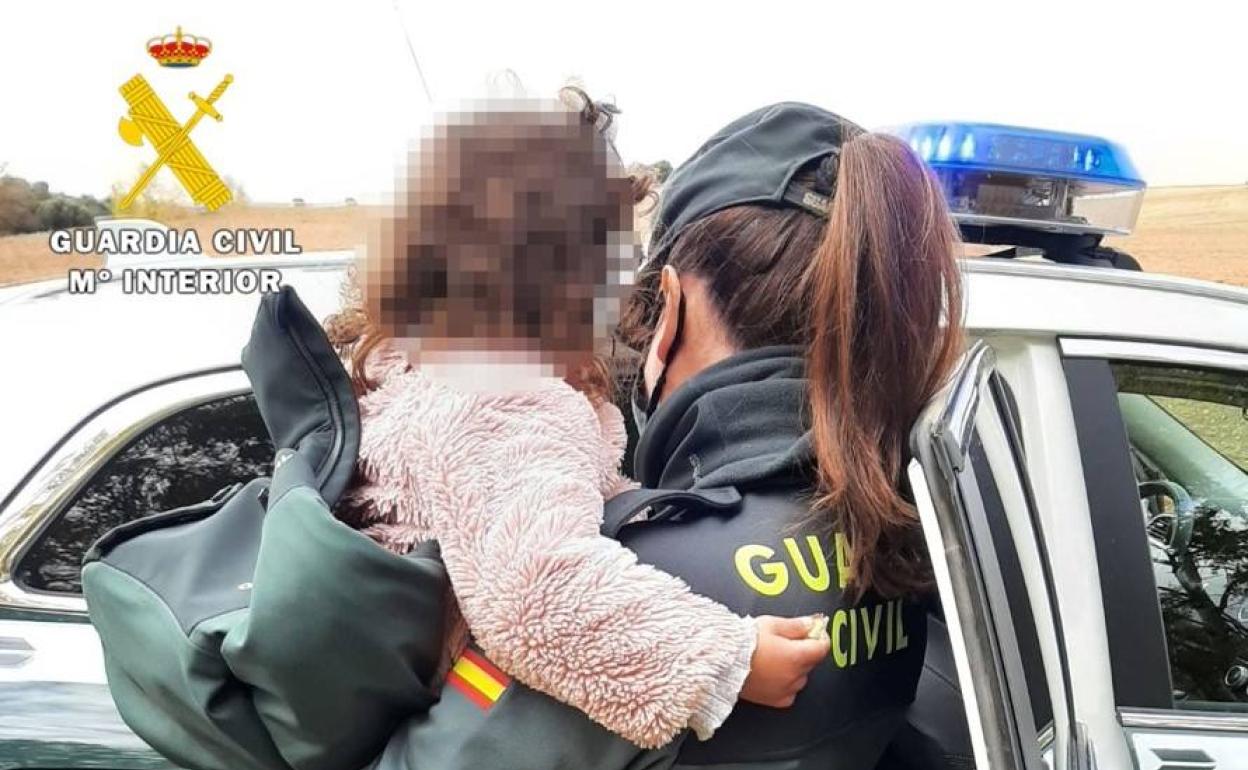 La menor en el momento en el que fue localizada por la Guardia Civil.