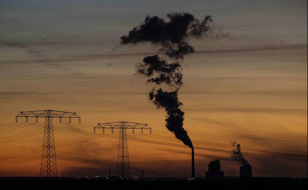 Emisiones industriales a la atmósfera, uno de los retos para luchar contra el cambio climático.