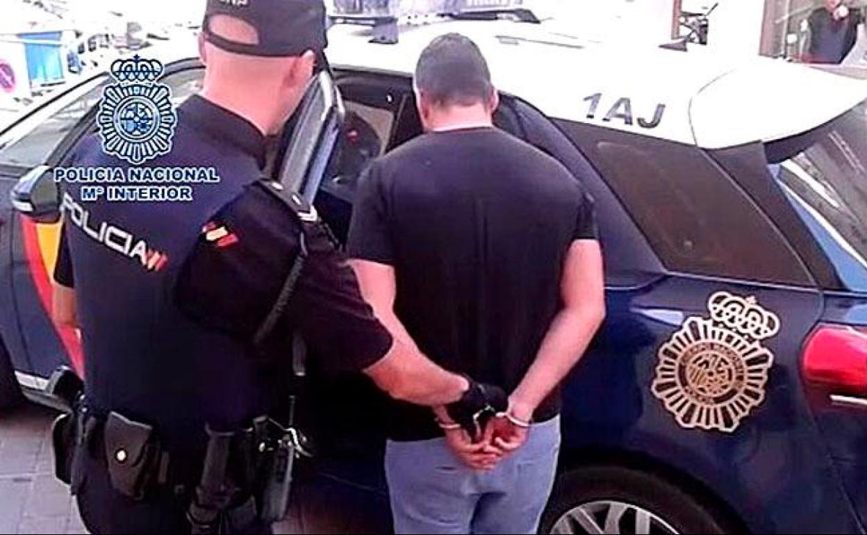 La Policía Nacional detiene a uno de los implicados.