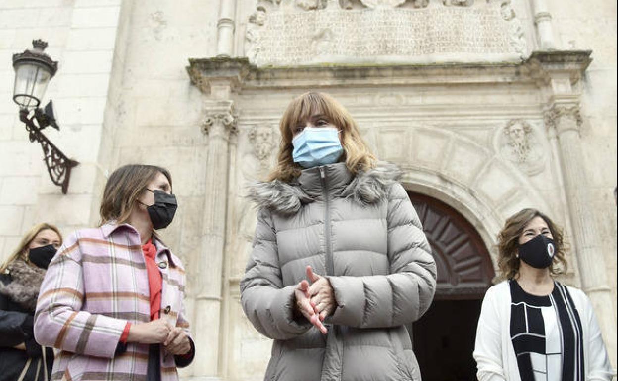 La ministra de Educación, Pilar Alegría, ha visitado el IES Cardenal López de Mendoza.