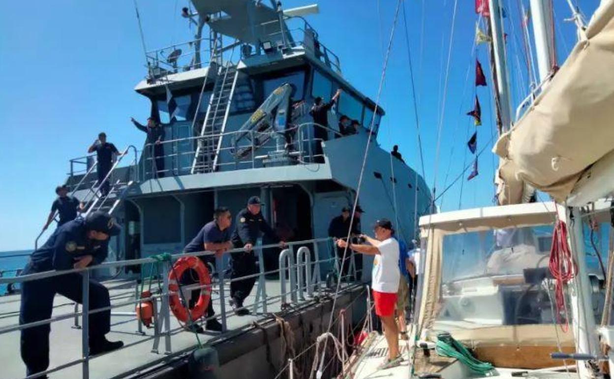 El Pros junto a una patrullera de la Arma de Ecuador en las Galápagos.