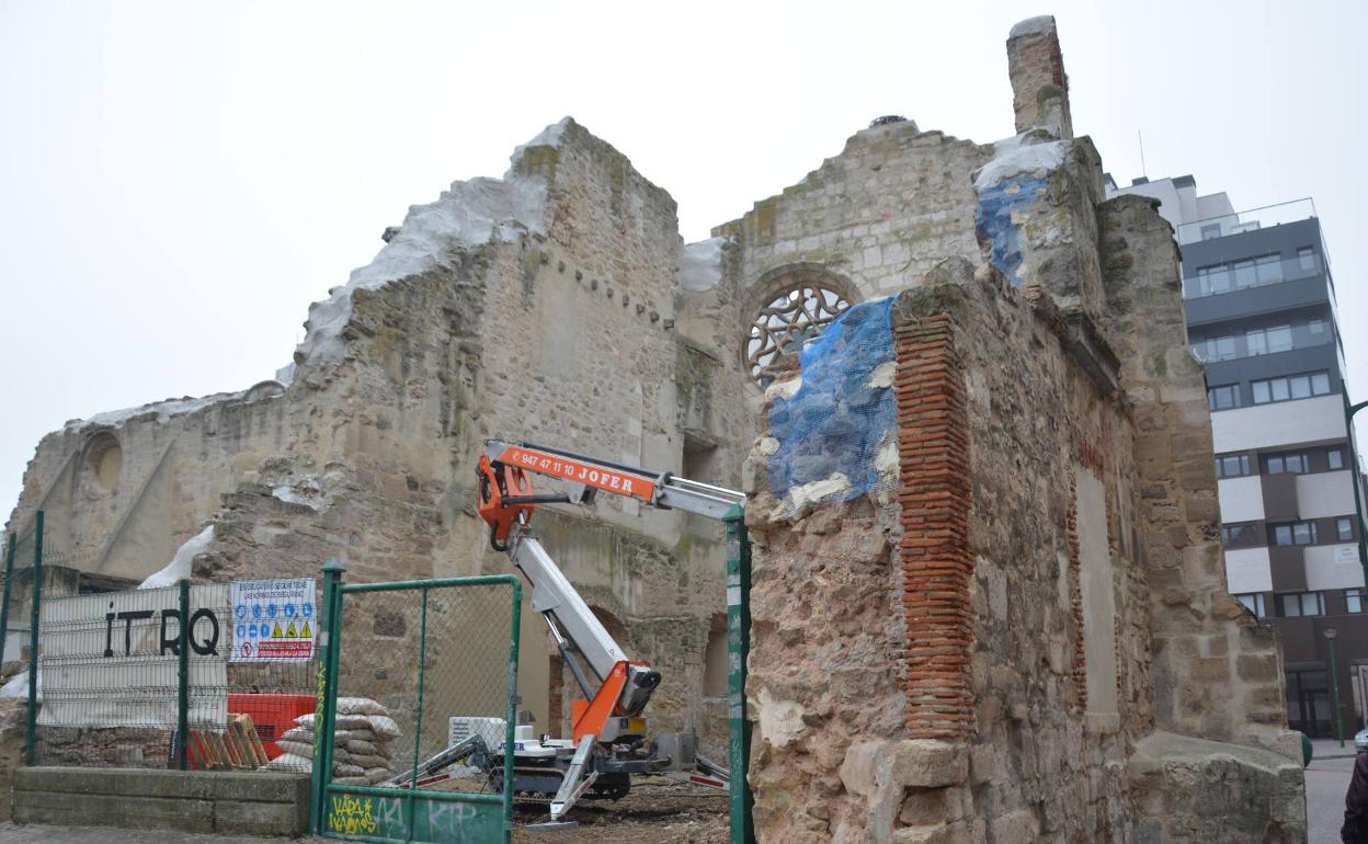 Se ha limpiado la maleza del entorno y se ha comenzado a consolidar las ruinas. 