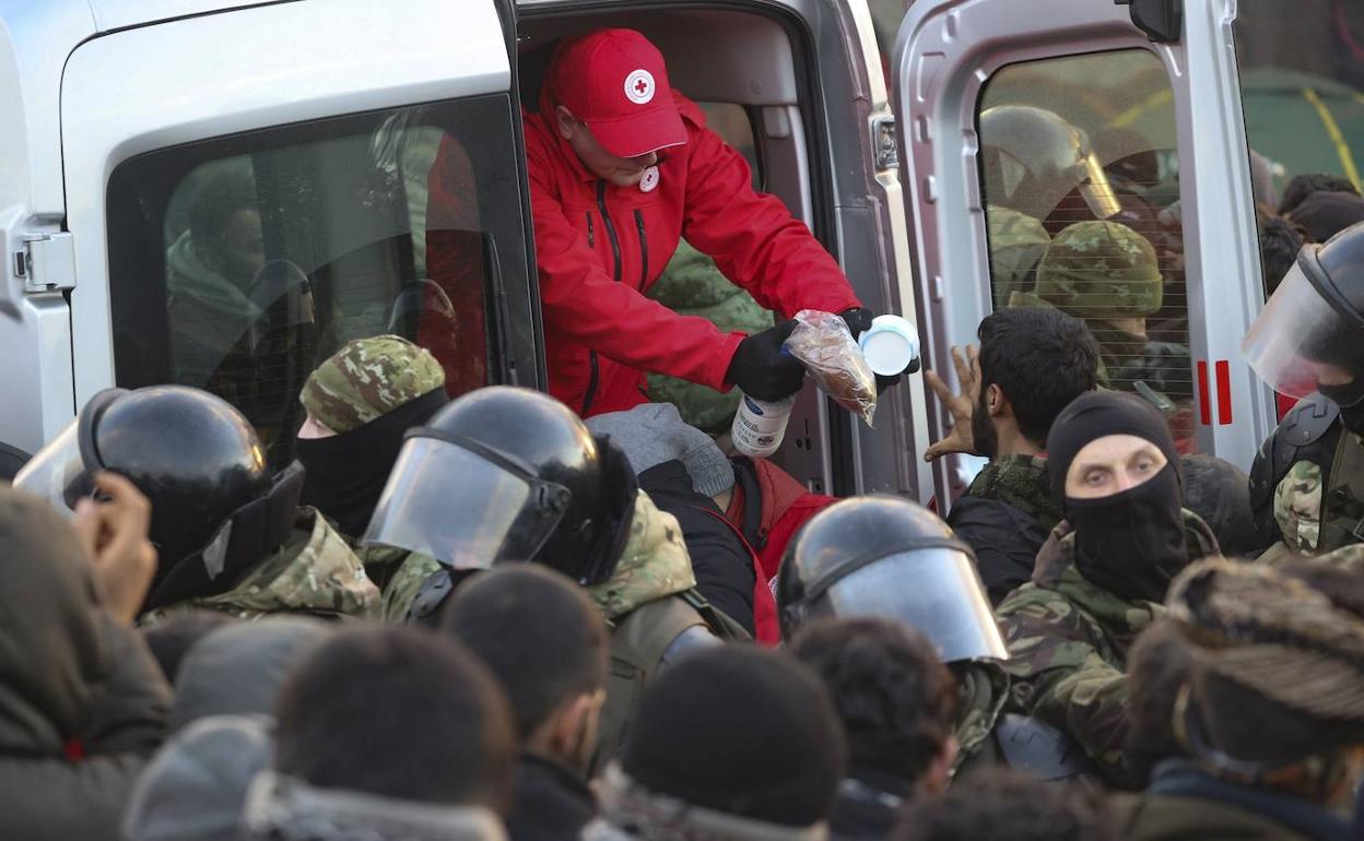 La Cruz Roja distribuye comida entre los migrantes que han quedado retenidas en la frontera. 