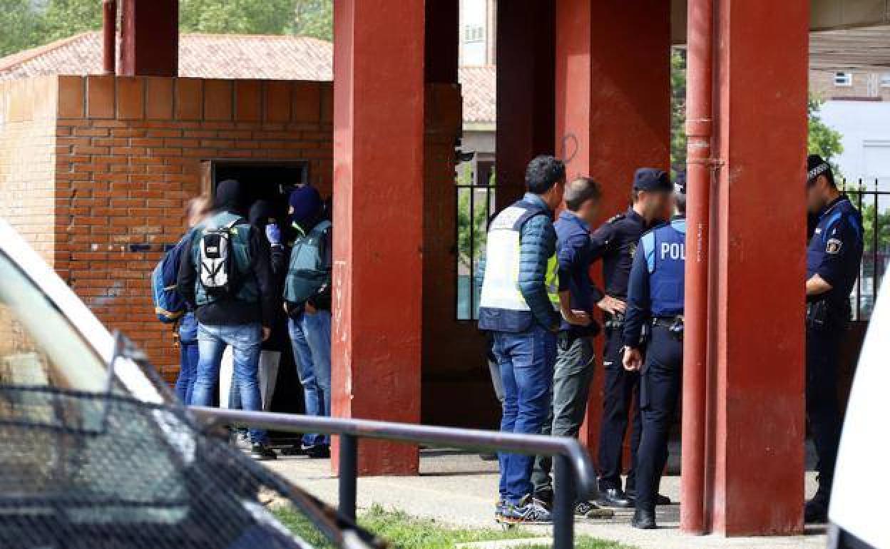 Imagen de archivo de los agentes en el lugar del asesinato en Mirande de Ebro.