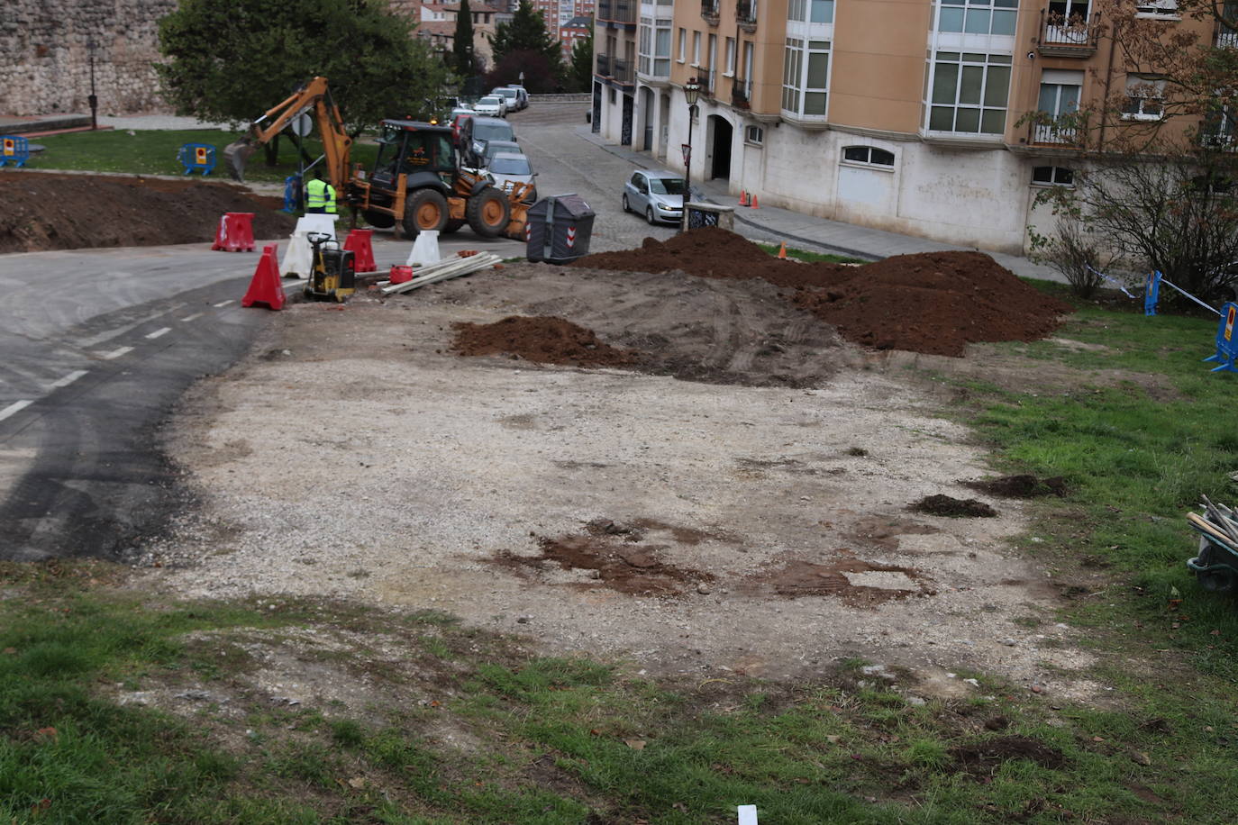 Fotos: El Ayuntamiento acondiciona el entorno de San Esteban