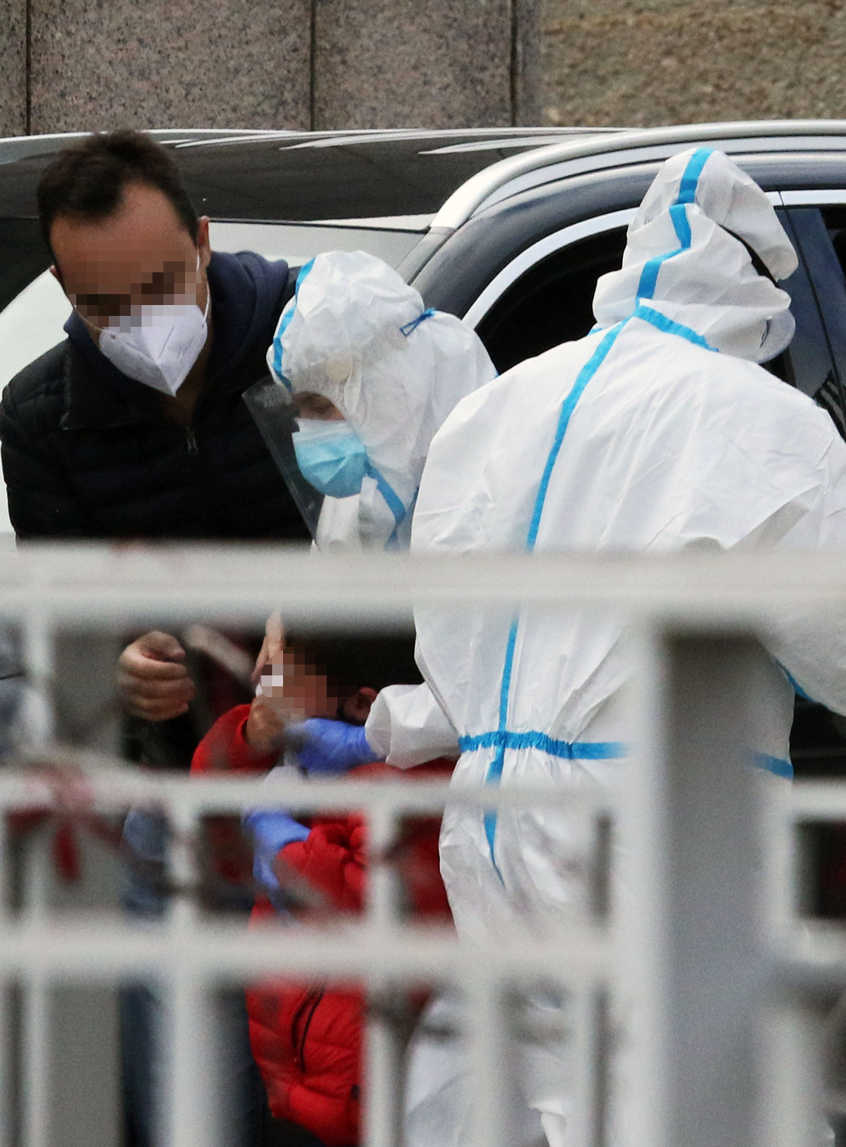 Un sanitario hace una prueba diagnóstica a un niño.