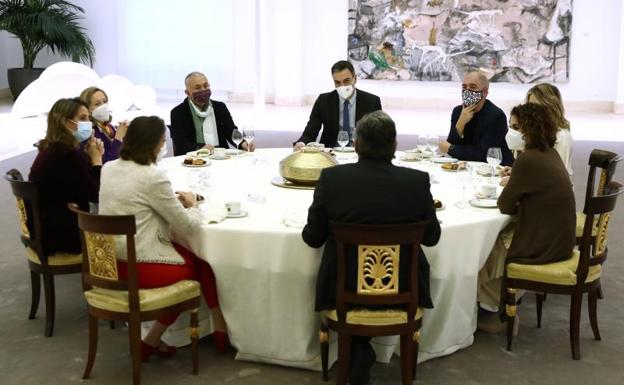 Sánchez desayuna junto a los ministros eononómicos y los líderes de UGT y CC OO. 