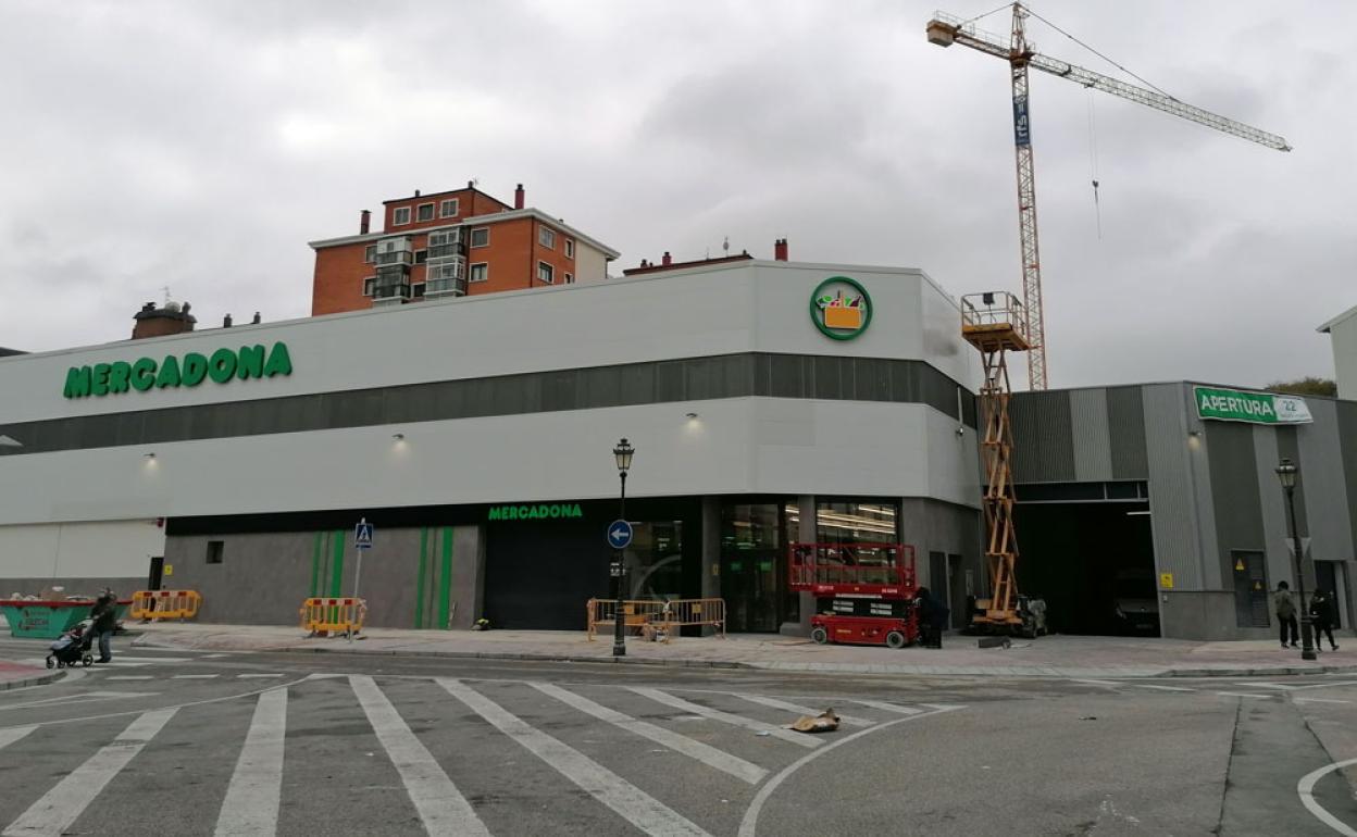 El nuevo supermercado se ubica frente a las actuales instalaciones.