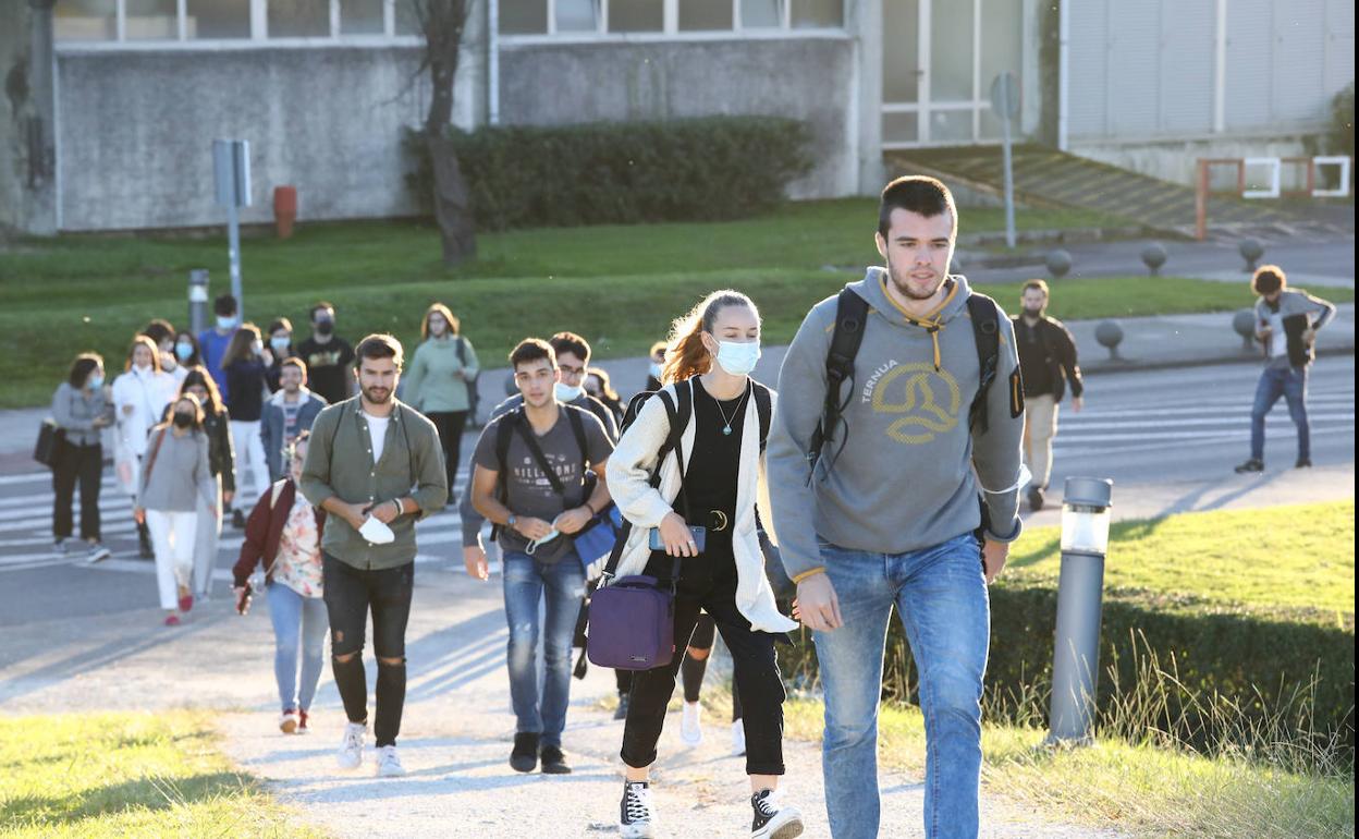 Estudiantes de la UPV en el campus de Leioa. 