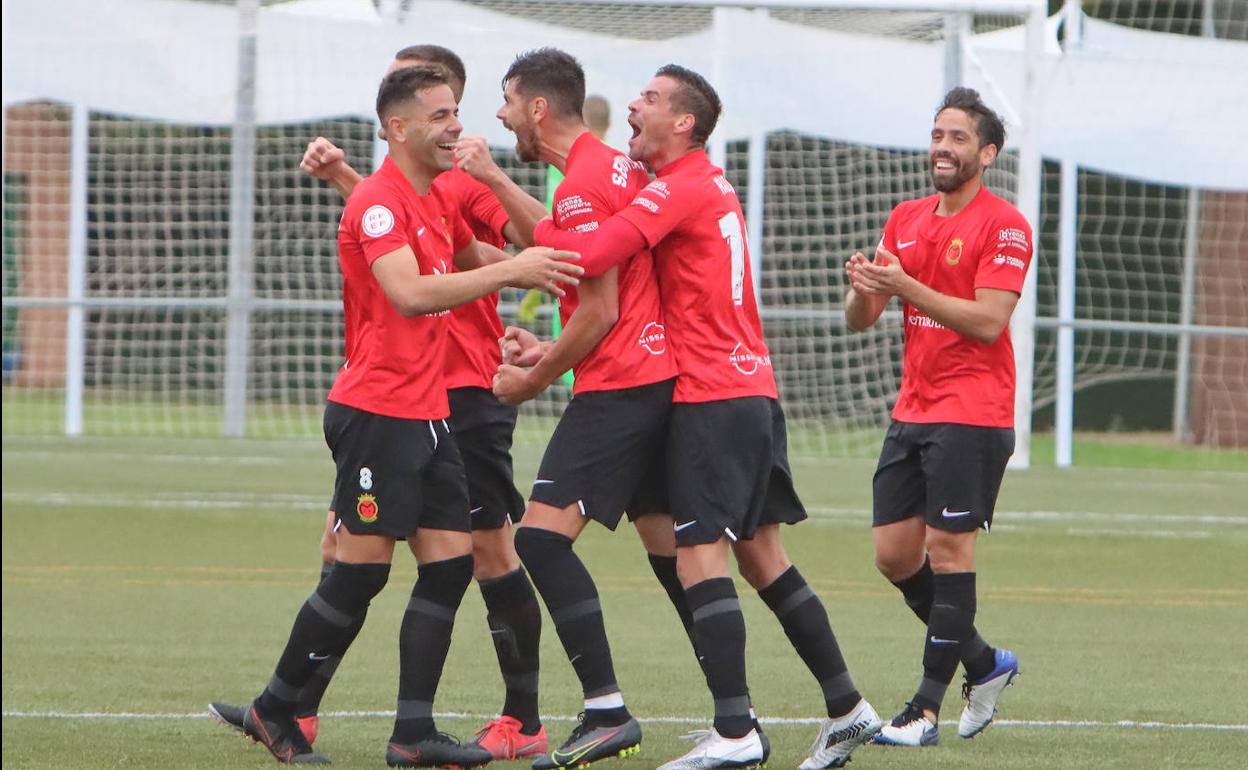 Los jugadores del Montijo celebran unos de los goles.