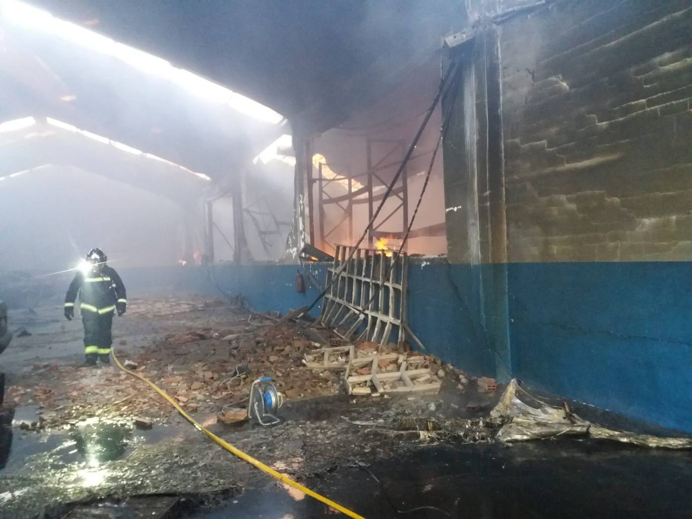 Fotos: Imágenes del incendio que ha devorado tres naves industriales en Aranda de Duero