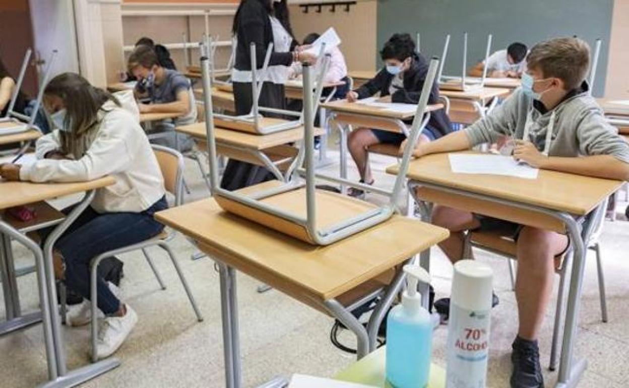 Medidas sanitarias en un aula debido a la covid-19 .