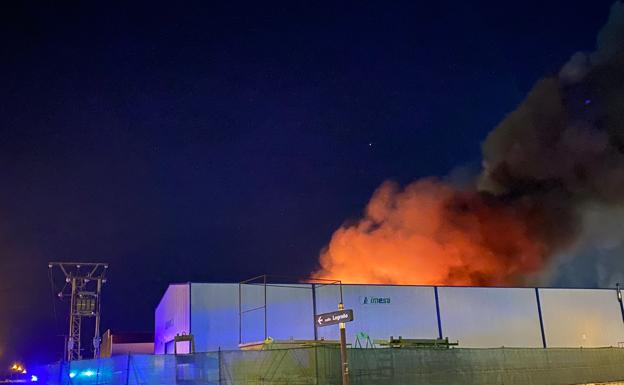 Galería. Imágenes del incendio en el polígono industrial de Aranda de Duero.