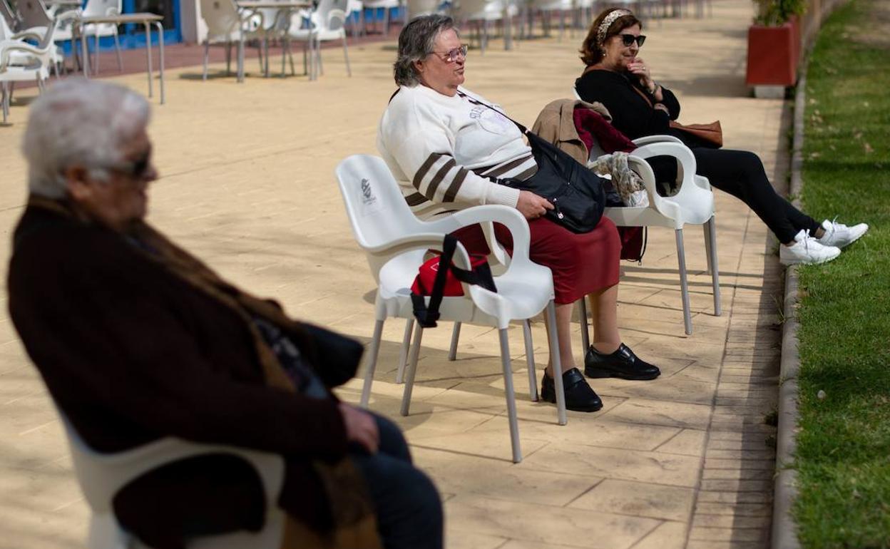 Tres beneficiarias del programa de viajes del Imserso, en Salou pocos días antes de que se decretase el confinamiento domiciliario por la pandemia de coronavirus. 