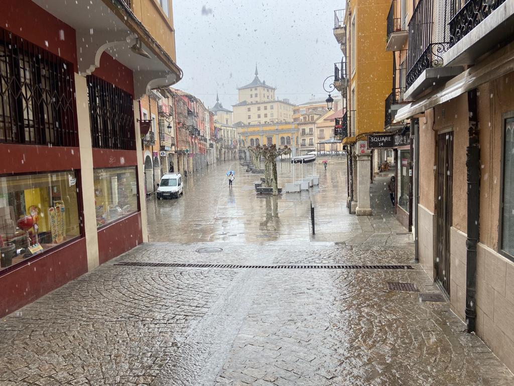 Fotos: Caen los primeros copos en Burgos, en alerta por nieve