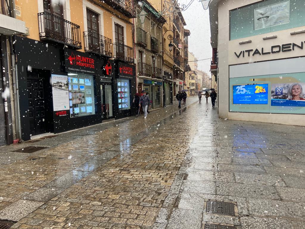 Fotos: Caen los primeros copos en Burgos, en alerta por nieve