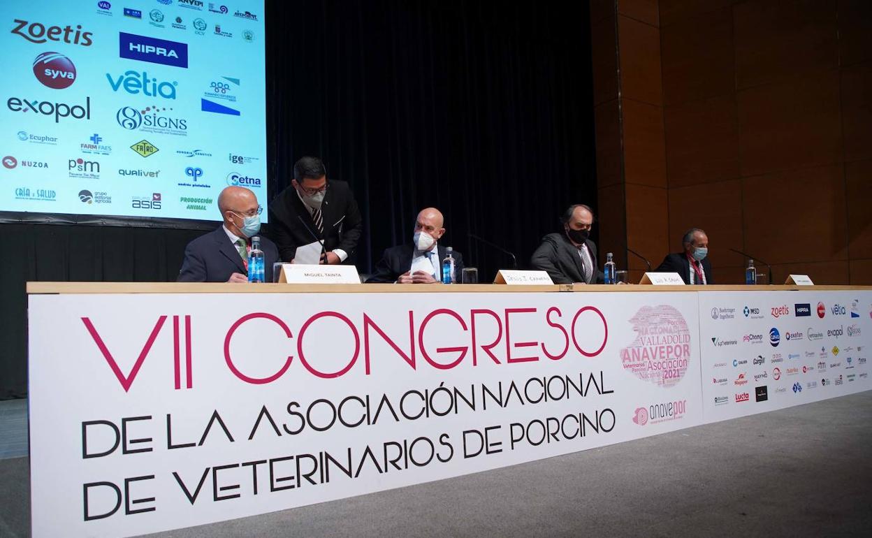 Autoridades y organizadores durante la inauguración del congreso. 