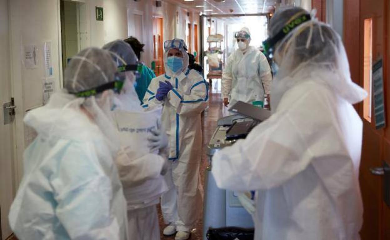 Imagen de archivo de sanitarios durante la pandemia en un hospital.