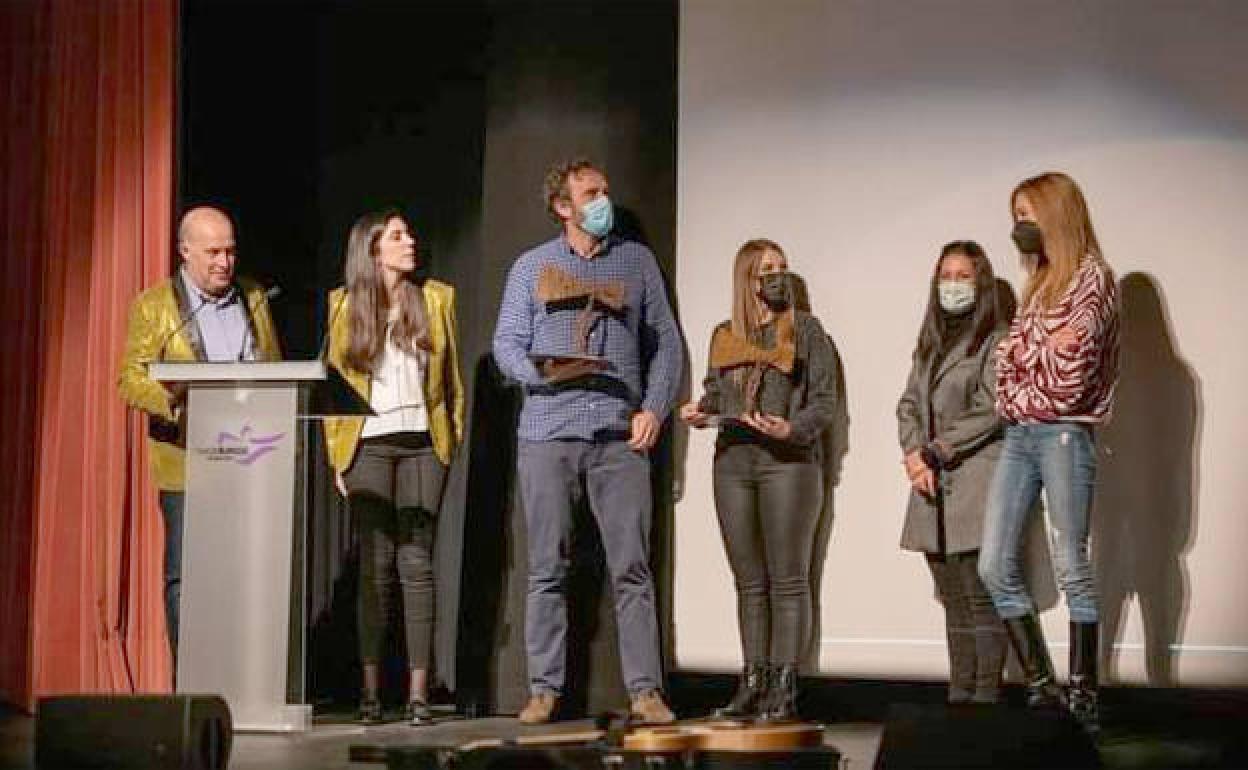 De izquierda a derecha, Juan Antonio Álvarez y Katarin Escolar (presentadores), David Montoya (dirección festival), Irene Hernández (Premio Íñigo Acha), Marisa Acha y Aitana Hernando (alcaldesa de Miranda). 