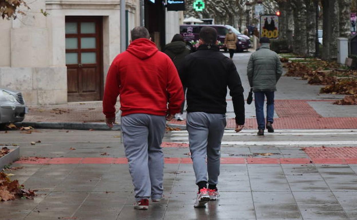 Los dos acusados de deshacerse del cuerpo abandonan la Audiencia Provincial de Burgos.