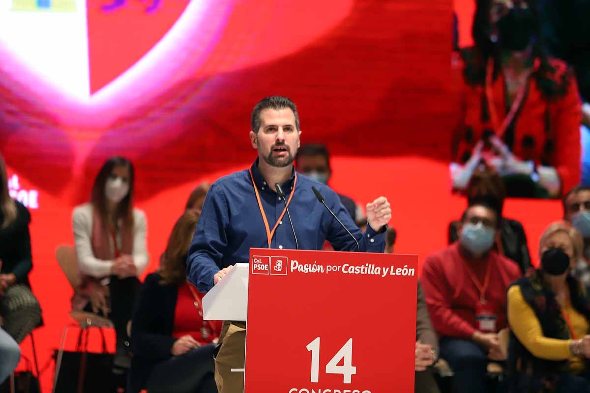 Demetrio Madrid, último presidente de Castilla y León del PSOE, intenta quitar la mascarilla a Óscar López. 