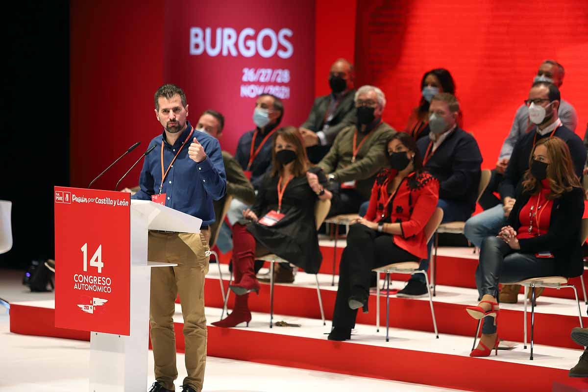 Demetrio Madrid, último presidente de Castilla y León del PSOE, intenta quitar la mascarilla a Óscar López. 