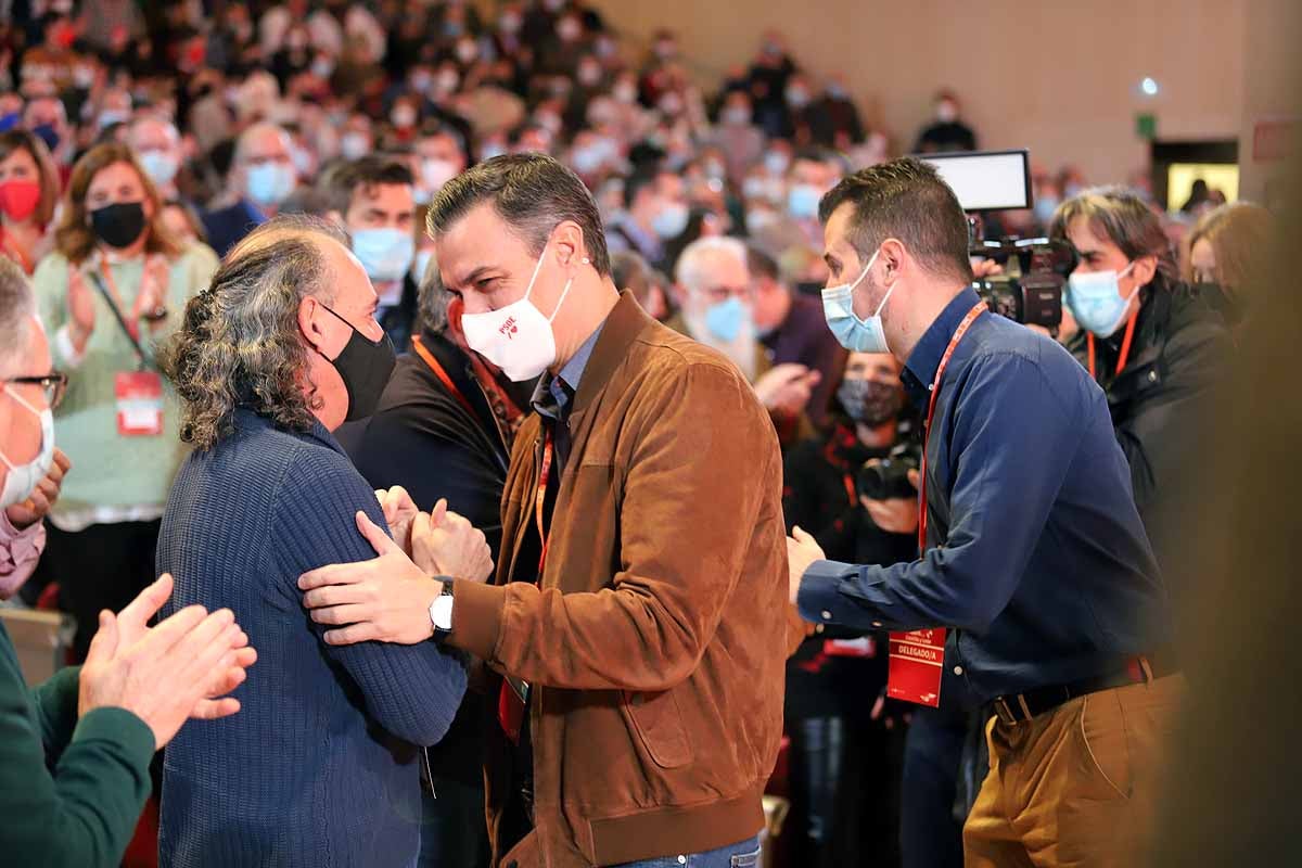 Demetrio Madrid, último presidente de Castilla y León del PSOE, intenta quitar la mascarilla a Óscar López. 