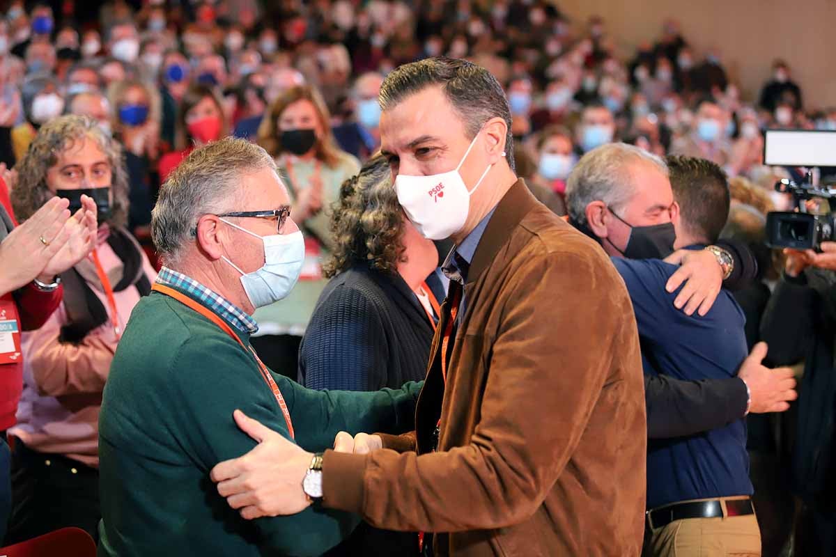 Demetrio Madrid, último presidente de Castilla y León del PSOE, intenta quitar la mascarilla a Óscar López. 