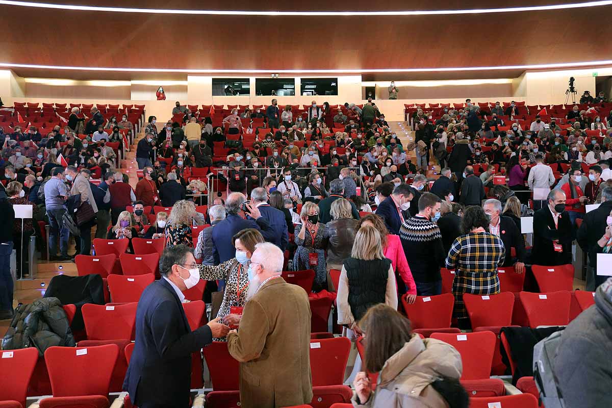 Demetrio Madrid, último presidente de Castilla y León del PSOE, intenta quitar la mascarilla a Óscar López. 