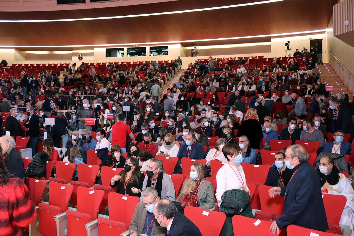 Demetrio Madrid, último presidente de Castilla y León del PSOE, intenta quitar la mascarilla a Óscar López. 