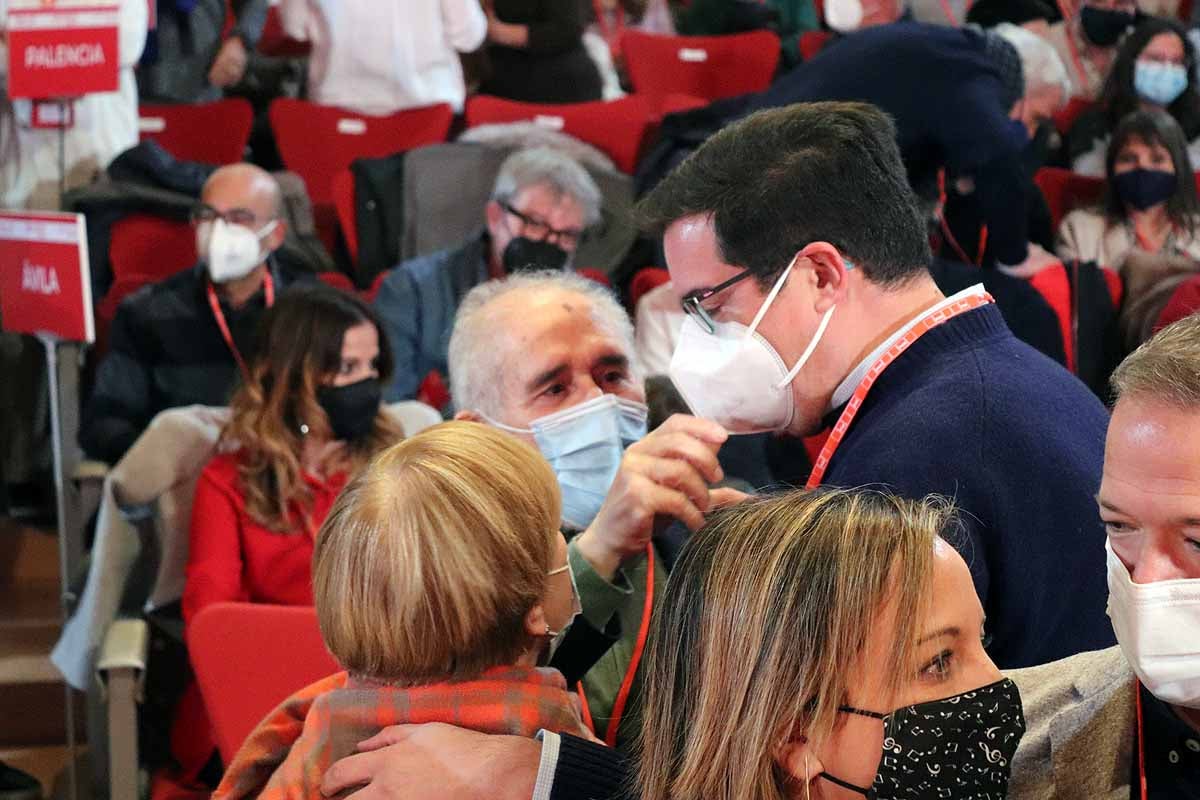 Demetrio Madrid, último presidente de Castilla y León del PSOE, intenta quitar la mascarilla a Óscar López. 