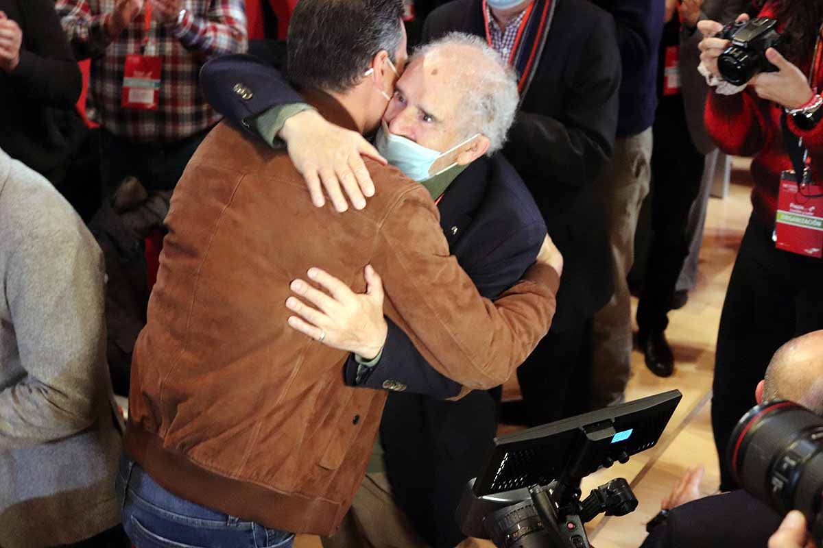 Demetrio Madrid, último presidente de Castilla y León del PSOE, intenta quitar la mascarilla a Óscar López. 