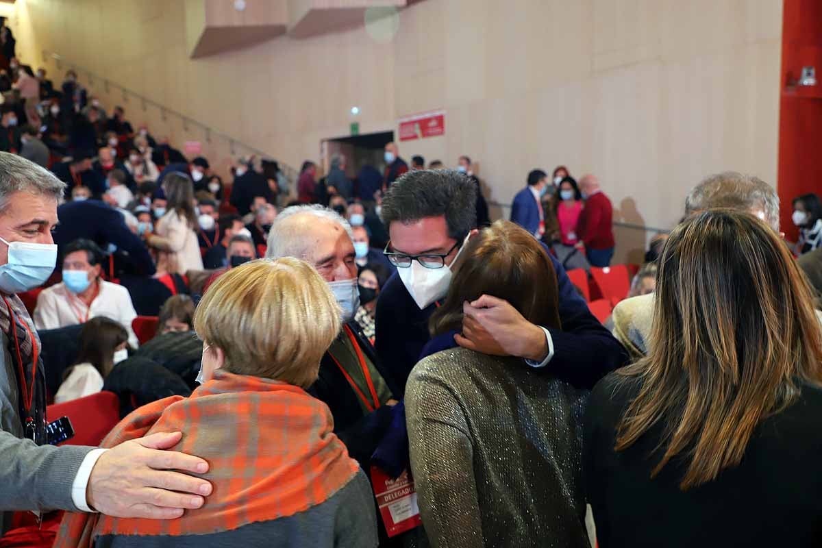 Demetrio Madrid, último presidente de Castilla y León del PSOE, intenta quitar la mascarilla a Óscar López. 